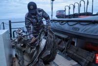 TNI AL mengangkat puing yang diduga bagian turbin dari pesawatSriwijaya Air SJ 182 yang jatuh di perairan Kepulauan Seribu.(Foto CNN Indonesia/Bisma Septalisma)