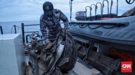 TNI AL mengangkat puing yang diduga bagian turbin dari pesawatSriwijaya Air SJ 182 yang jatuh di perairan Kepulauan Seribu.(Foto CNN Indonesia/Bisma Septalisma)