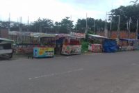 Gerobak pedagang taman jalur berserakan di pinggir jalan poros kota Telukkuantan (Foto KuansingKita)