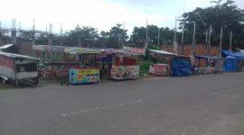 Gerobak pedagang taman jalur berserakan di pinggir jalan poros kota Telukkuantan (Foto KuansingKita)