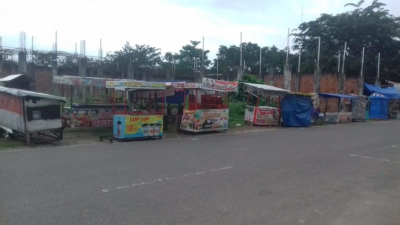 Gerobak pedagang taman jalur berserakan di pinggir jalan poros kota Telukkuantan (Foto KuansingKita)