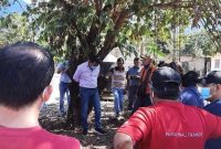 Tak tepati janji kampanye, Walikota Frontera Comalapa diikat warga di pohon (Foto daily star)