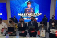 Keterangan foto : Polda Jawa Timur bersama FBI (Federal Bureau of Investigation), berhasil meringkus dua orang WNI, pelaku pembuat scam page atau situs tiruan website pemerintah Amerika Serikat. (CNN Indonesia/ Farid)