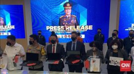 Keterangan foto : Polda Jawa Timur bersama FBI (Federal Bureau of Investigation), berhasil meringkus dua orang WNI, pelaku pembuat scam page atau situs tiruan website pemerintah Amerika Serikat. (CNN Indonesia/ Farid)