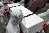 Sejumlah petugas medis mengangkat peti jenazah pasien positif COVID-19 saat simulasi pemakaman di Lhokseumawe, Aceh, Jumat (17/4/2020). Simulasi tersebut dilakukan untuk meningkatkan dan melatih kesiapan sarana dan tenaga medis yang sewaktu waktu dibutuhkan dalam membantu menangani pemakaman jenazah pasien positif COVID-19. ANTARA FOTO/Rahmad/pras.