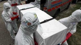 Sejumlah petugas medis mengangkat peti jenazah pasien positif COVID-19 saat simulasi pemakaman di Lhokseumawe, Aceh, Jumat (17/4/2020). Simulasi tersebut dilakukan untuk meningkatkan dan melatih kesiapan sarana dan tenaga medis yang sewaktu waktu dibutuhkan dalam membantu menangani pemakaman jenazah pasien positif COVID-19. ANTARA FOTO/Rahmad/pras.