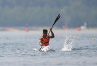 Pedayung Riau Maizir Riyondra memacu kecepatan saat berlaga dalam final canoeing MK1 1000 PON Papua di Teluk Youtefa, Papua, Selasa (28/9/2021). Maizir berhasil meraih emas, sementara perak direbut Joko Andriyanto asal Jambi dan perunggu diraih Angga Suwandi Putra asal Jakarta. ANTARA FOTO/Akbar Nugroho Gumay/tom.