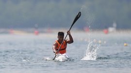 Pedayung Riau Maizir Riyondra memacu kecepatan saat berlaga dalam final canoeing MK1 1000 PON Papua di Teluk Youtefa, Papua, Selasa (28/9/2021). Maizir berhasil meraih emas, sementara perak direbut Joko Andriyanto asal Jambi dan perunggu diraih Angga Suwandi Putra asal Jakarta. ANTARA FOTO/Akbar Nugroho Gumay/tom.