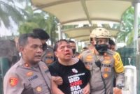 Ade Armando diselamatkan polisi dari amuk massa (Foto Istimewa)