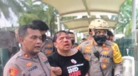 Ade Armando diselamatkan polisi dari amuk massa (Foto Istimewa)