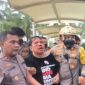 Ade Armando diselamatkan polisi dari amuk massa (Foto Istimewa)