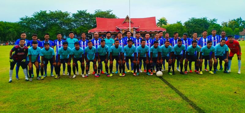PSPS dan Kuanisng FC berpose sebelum pertandingan (Foto Kuansing FC)