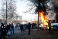 Protes aksi Paludan massa membakar mobil polisi (foto Reuters/CNN/KKC)