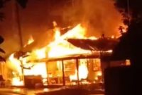 Api cepat membesar karena bangunan dari bahan kayu (Foto Istimewa)