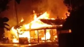 Api cepat membesar karena bangunan dari bahan kayu (Foto Istimewa)