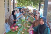 Emak-emak Desa Koto Taluk menyantap sajian di atas daun pisang (foto KuansingKita)