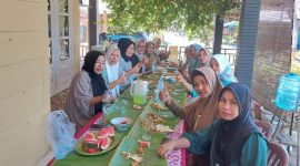 Emak-emak Desa Koto Taluk menyantap sajian di atas daun pisang (foto KuansingKita)