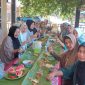 Emak-emak Desa Koto Taluk menyantap sajian di atas daun pisang (foto KuansingKita)