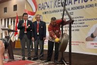 Pemukulan gong oleh Wagub Edy Natar sebagai taanda dibukanya secara resmi Rakerprov KONI Riu 2022 ( Foto Dofi Iskandr/Riau Pos)