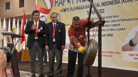 Pemukulan gong oleh Wagub Edy Natar sebagai taanda dibukanya secara resmi Rakerprov KONI Riu 2022 ( Foto Dofi Iskandr/Riau Pos)