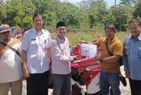 Mardiantommenyeraahkan bantuan alsintan (foto Istimewa)