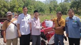 Mardiantommenyeraahkan bantuan alsintan (foto Istimewa)