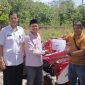 Mardiantommenyeraahkan bantuan alsintan (foto Istimewa)