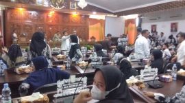 Suasana hearing yang tegang dan panas diwarnai penympaian DPRD yang berapi -api (foto Riawaan/Mx)