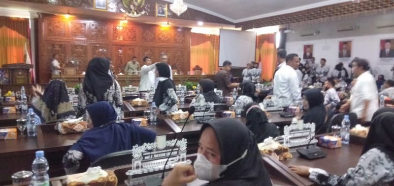Suasana hearing yang tegang dan panas diwarnai penympaian DPRD yang berapi -api (foto Riawaan/Mx)