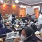 Suasana hearing yang tegang dan panas diwarnai penympaian DPRD yang berapi -api (foto Riawaan/Mx)