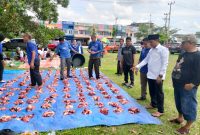 Ketua Demokrat Kuansing, Fedrios Gusni hadir langsung di lokasi pembagian daging korban (Foto RPG/Martias Yahya)