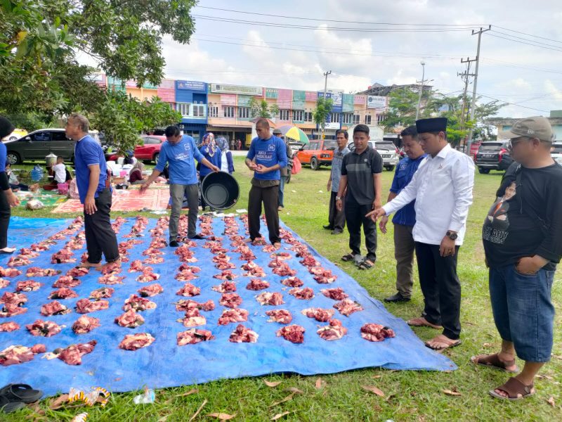 Ketua Demokrat Kuansing, Fedrios Gusni hadir langsung di lokasi pembagian daging korban (Foto RPG/Martias Yahya)