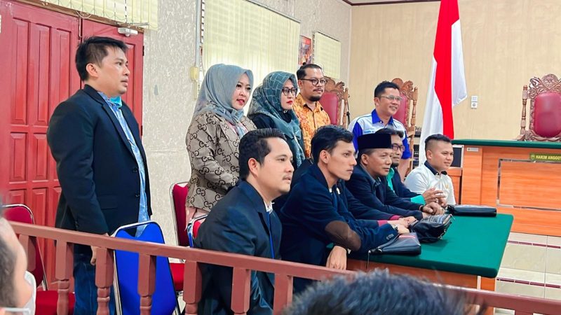 Rizki Poliang, SH, MH bersama tim kuasa hukum Indra Mukhlis Adnan (foto Istimewa)