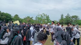  Ratusan calon PPPK unjuk rasa di lapangan upacara Pemkab Kuansing (Foto Mutriaka/Rtv)