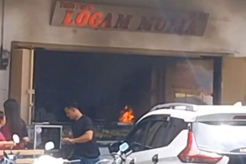 Toko emas dibakar (Foto kompas/dokumen warga)