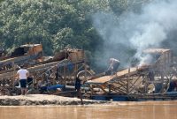 Pembakaran rakit PETI di Inuman, Kuansing Selasa 10 Maret 2026 (Foto Kompas.com/dok Polres Kuansing)